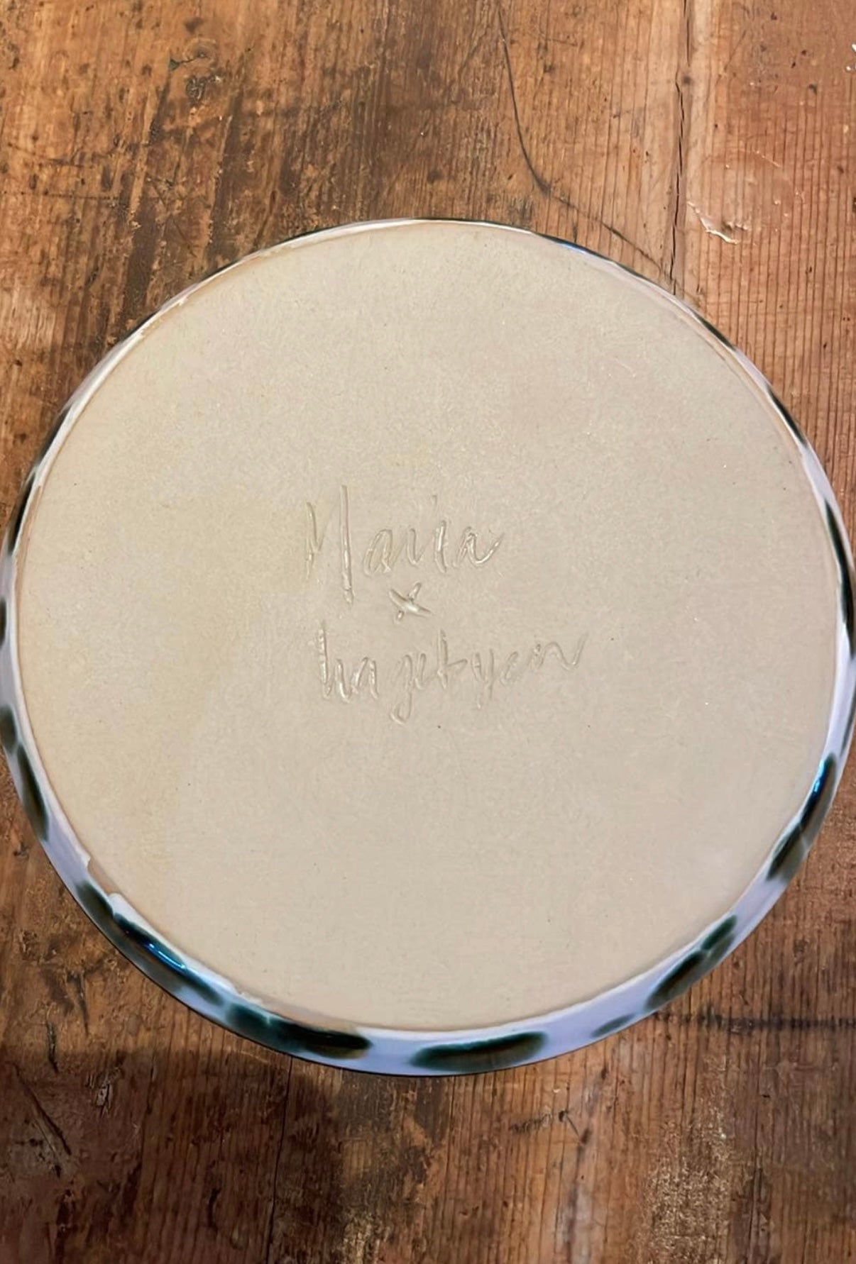 Håndlagede grønne assietter