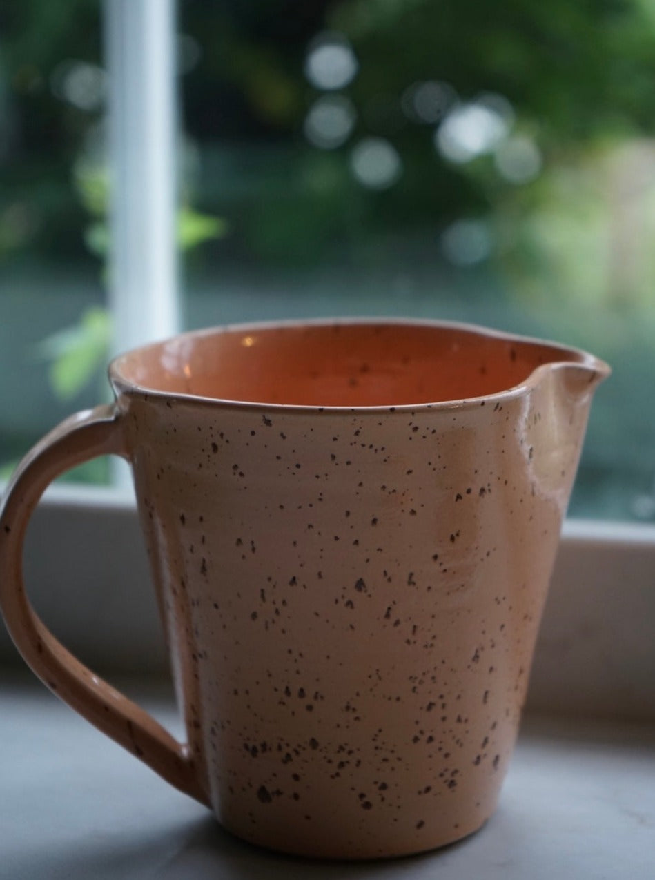 Håndlaget mugge i aprikos