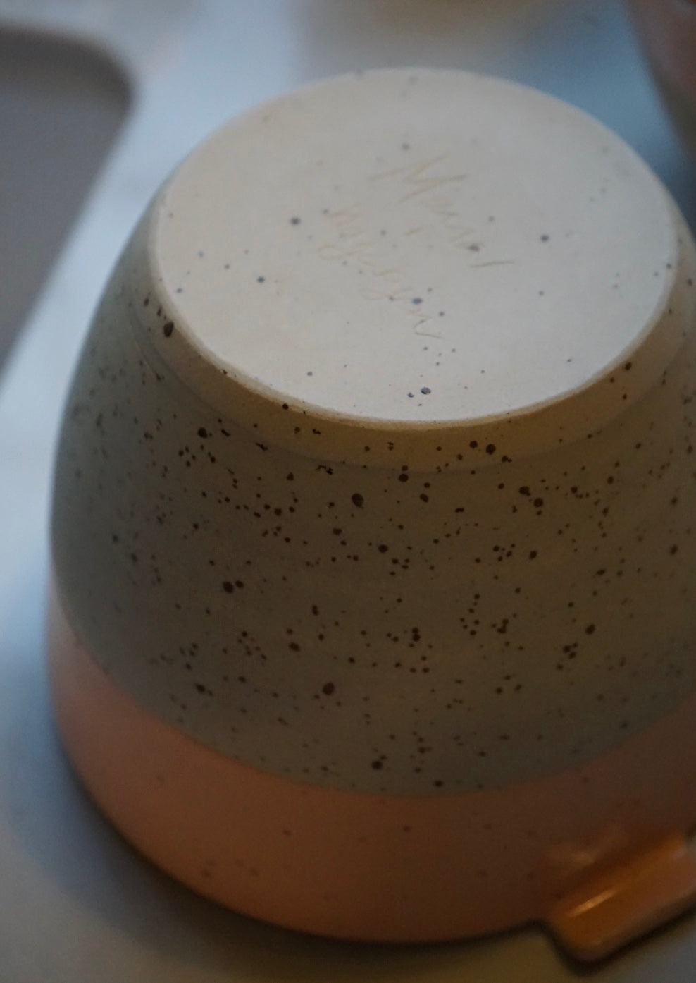 Håndlaget bolle i keramikk