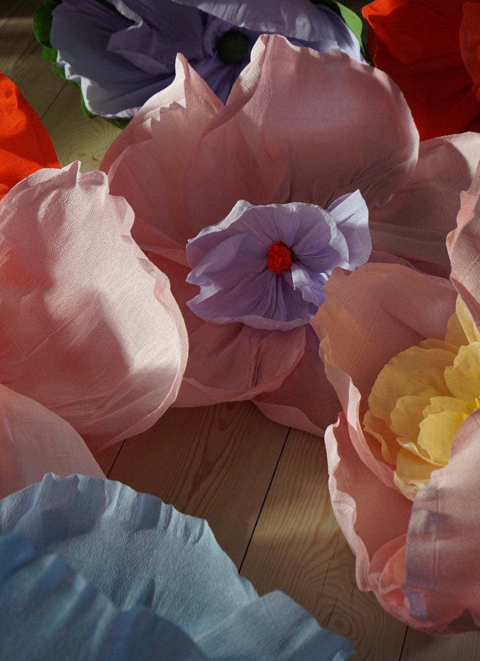 Bestil papirblomster til dekorasjon av bryllup, fest eller dåp.