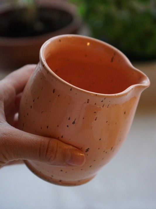 Kanne til saus i keramikk