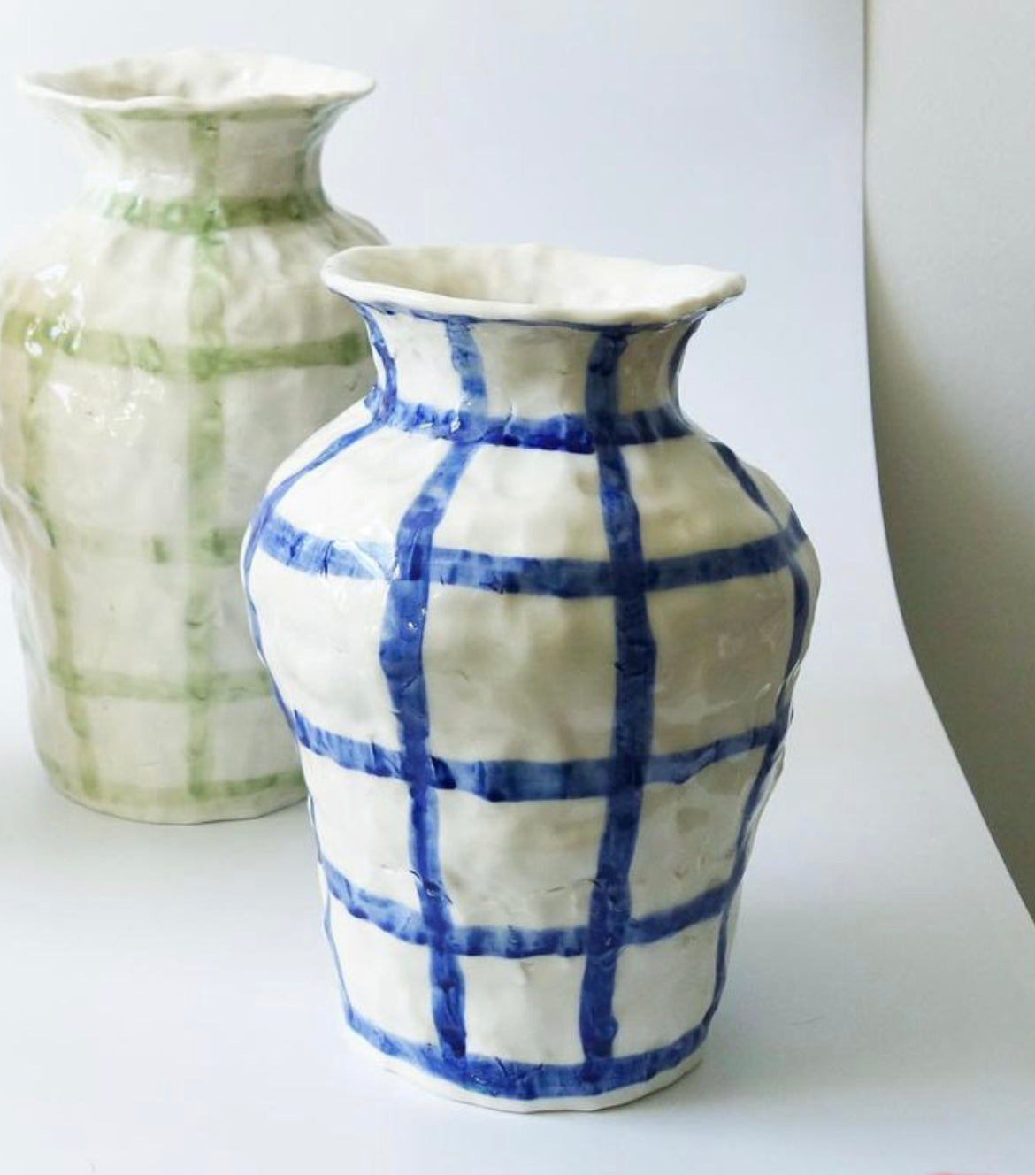 Håndlaget vase blå/hvit